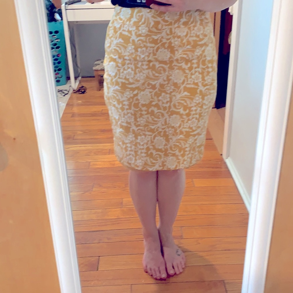 Loft size 6 yellow and white pencil skirt